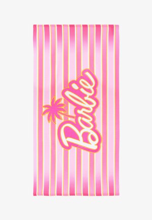 Toalla a rayas rosa con un gran logo de "Barbie" en blanco y amarillo, junto a un gráfico de una palmera. Textura suave, colores vibrantes.