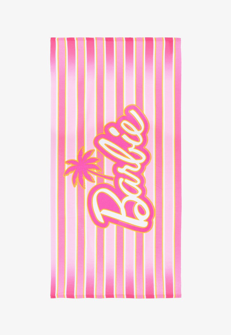 Toalla a rayas rosa con un gran logo de "Barbie" en blanco y amarillo, junto a un gráfico de una palmera. Textura suave, colores vibrantes.