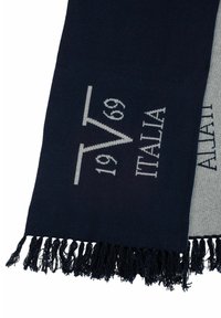 Marineblauwe en grijze gebreide sjaal met franjes aan de uiteinden; bevat de tekst "ITALIA" en "1969" in contrasterende grijze garens. Gestructureerde stof, zachte afwerking.