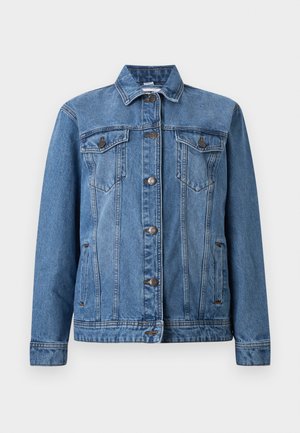 Μπλε τζιν μπουφάν με κουμπιά στο μπροστινό μέρος, δύο τσέπες στο στήθος με καπάκια, πλαϊνές τσέπες και μακριά μανίκια, παρουσιάζεται πάνω σε λευκό φόντο.