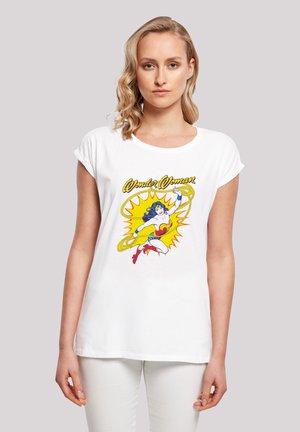 Weißes Baumwoll-T-Shirt mit einer bunten Wonder Woman-Grafik und gelben Akzenten, rundem Ausschnitt und umgeschlagenen Kurzärmeln.