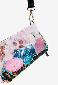 Kolorowy portfel wykonany z syntetycznego materiału z motywami kwiatowymi i krajobrazowymi, zamykany na suwak, z odpinanym czarnym paskiem.