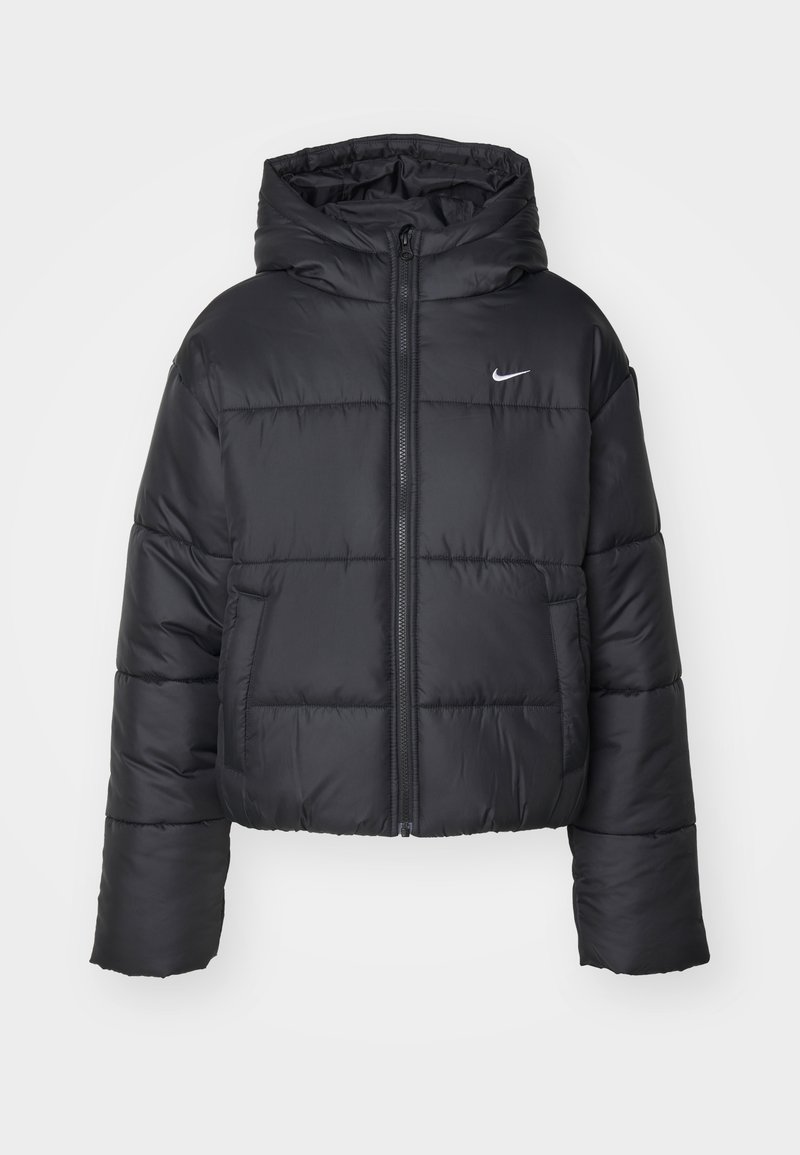 Giubbotto imbottito nero in nylon, con zip frontale, cappuccio e due tasche frontali. Il design presenta sezioni cucite e un piccolo logo.