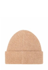 Wełniana czapka w miękkim, beżowym kolorze z dzianiny o prążkowanej teksturze, z podwiniętym mankietem u dołu i zaokrąglonym wierzchem.