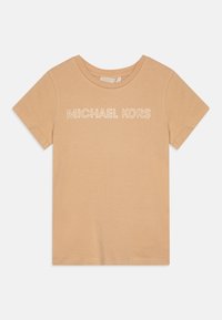 Camiseta de manga corta beige con cuello redondo y "MICHAEL KORS" impreso en letras blancas contorneadas en el pecho.
