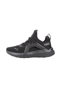 Chaussure de sport noire avec tige en mesh et accents synthétiques, dotée d'une semelle rembourrée, d'un système de laçage et d'un détail de logo sur le côté.