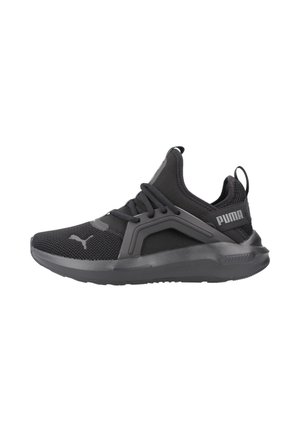 Chaussure de sport noire avec tige en mesh et accents synthétiques, dotée d'une semelle rembourrée, d'un système de laçage et d'un détail de logo sur le côté.