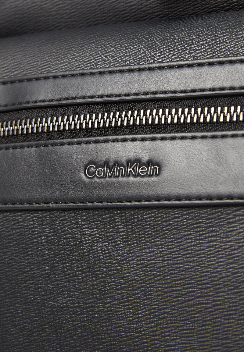 Calvin Klein ZIP FLAP BACKPACK - Malý batoh - black