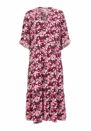 Blommig klänning med en vinröd botten och rosa och vita mönster, V-ringning och ärmar som slutar vid armbågen. Volang i nederkant ger en fin detalj.