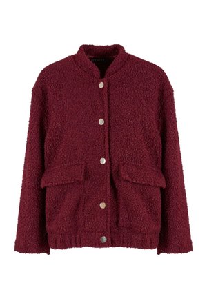 Burgundowa polarowa kurtka z teksturowaną powierzchnią, okrągłym kołnierzem, kieszeniami z przodu i srebrnymi zatrzaskami. Miękki materiał i luźny krój.