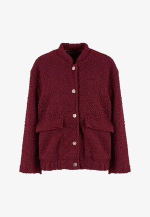 Bordeaux fleecejakke med en tekstureret overflade, rund krave, forlommer og sølvfarvede trykknapper. Blødt materiale og afslappet pasform.
