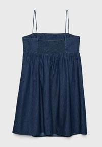 Tummansininen farkkumekko ohuilla olkaimilla, rypytetty yläosa ja täysi hame. Sileä pinta ja polvenmittainen malli.