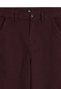 Bordowe spodnie w kratę z fakturowanym wykończeniem, elastycznym pasem, zapięciem na guziki i bocznymi kieszeniami. Szczegółowe przeszycia wzdłuż szwów.