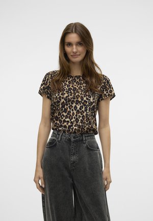 Top a maniche corte con stampa leopardata in marrone e beige; abbinato a jeans neri in denim a vita alta e gamba larga. Tessuto liscio e vestibilità rilassata.