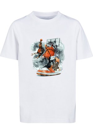 Biele tričko s oranžovou basketbalovou topánkou, hráč dunkuje, basketbal, obruč označená "BALLIN" a text "PRACUJ TVRDO, SNÍVAJ VEĽKÉ."