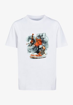 Wit T-shirt met oranje basketbalschoen, speler dunkt, basketbal, ring met etiket "BALLIN" en tekst "WERK HARD, DROOM GROOT."