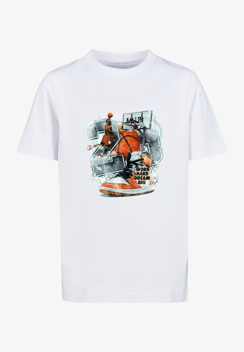 Λευκό T-shirt με πορτοκαλί παπούτσι μπάσκετ, παίκτης κάνει κάρφωμα, μπάσκετ, στεφάνι με την επιγραφή "BALLIN" και κείμενο "ΔΟΥΛΕΨΕ ΣΚΛΗΡΑ ΟΝΕΙΡΕΥΣΟΥ ΜΕΓΑΛΑ."