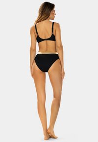 Czarny zestaw bikini z braletą z regulowanymi ramiączkami oraz wysokim stanem dołu z złotą akcentowaną taśmą. Gładka tekstura materiału.