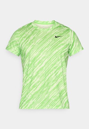 Camisa deportiva de manga corta verde claro con un patrón ondulado, hecha de un tejido transpirable. Presenta un logo de Nike negro en la parte superior izquierda.