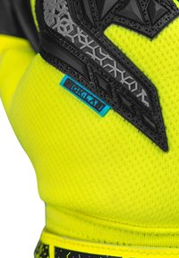 Guanto giallo brillante con dettagli neri testurizzati e presa rinforzata. Presenta un'etichetta blu con il marchio "GK:LAB" e design geometrici.