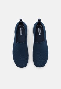 Marineblaue Slipper aus Netzstoff mit rundem Zehenbereich und Gummisohle. Mit einem Ziehschlaufen am Absatz für einfaches Anziehen. Leichtes Design.