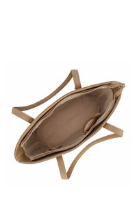 Sac fourre-tout tan en cuir lisse, avec des poignées plates doubles, un intérieur non doublé et une fermeture à glissière ; il possède un design spacieux et un matériel minimal.