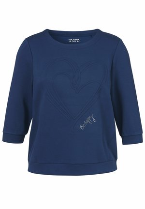 Marineblauer Pullover mit dreiviertel Ärmeln, geprägt mit Herzmotiv und kleinem, kursivem Schriftzug "be happy" auf der Vorderseite.