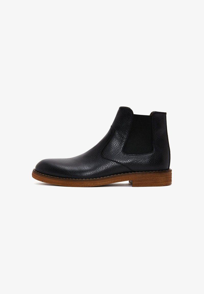 Stivali Chelsea in pelle nera con finitura testurizzata, pannelli laterali elastici e suola in legno marrone. Altezza alla caviglia classica e design snello.