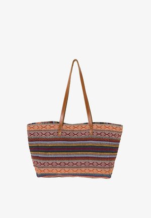 Stor vævet skuldertaske med flerfarvede vandrette striber og geometriske mønstre, med brune læderhåndtag.
