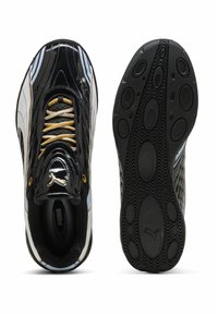 Melnas un baltas kedas ar spīdīgu apdari, zelta akcenti, teksturēta melna zole un sarežģīta saistīšanas dizains. Puma logo uz mēles.