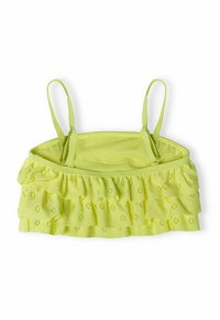 Jasnożółty marszczony crop top z regulowanymi ramiączkami spaghetti, z wyciętymi kwiecistymi wzorami wzdłuż falbanek i gładką fakturą materiału.