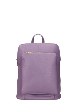Zaino in pelle viola con una texture liscia, dotato di una tasca frontale con zip e di una maniglia superiore per un facile trasporto. Design minimalista.