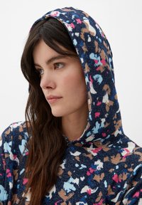 s.Oliver MIT ALLOVER-MUSTER - Kapuzenpullover - navy