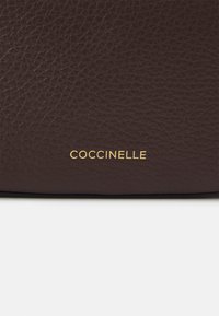 Coccinelle MERVEILLE - Geantă de mână - fondant brown