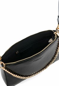 Borsa in pelle nera con dettaglio catena dorata. Apertura con cerniera, tasca interna e finitura strutturata. Forma compatta e curva.