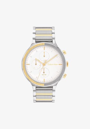 Montre-bracelet Calvin Klein bicolore argent et or avec cadran blanc, aiguilles dorées, sous-cadrans chronographes et bracelet à maillons métalliques.