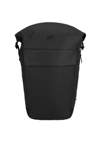 Sac à dos noir à rabat fabriqué en tissu durable, avec une poche avant, des sangles latérales ajustables et un logo embossé à l'avant.