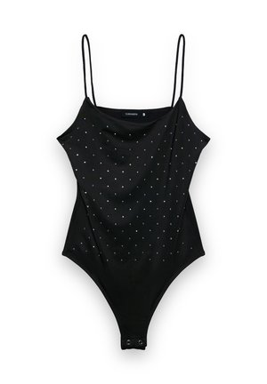 Body nero con sottili spalline, caratterizzato da un design drappeggiato e decorazioni argentate sparse. Tessuto liscio, chiusura a scatto nella parte inferiore.
