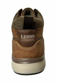 Zapatilla de ante marrón con parte superior de tela texturizada, cuello acolchado y "LEOSS ORIGINAL" grabado en el talón; suela ligera.