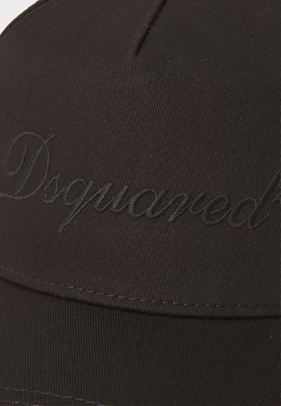 Must valmistatud kootud mustast baseballi mütsist, millel on tumedamate niitidega tikitud logo. Sile tekstuur, ümar kroon ja jäik ääreosa.