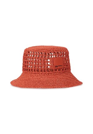 Pomarańczowy szydełkowany kapelusz typu bucket z otwartym wzorem splotu oraz kwadratową naszywką z napisem "Karl Lagerfeld Jeans" z boku.