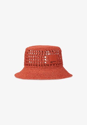 Pomarańczowy szydełkowany kapelusz typu bucket z otwartym wzorem splotu oraz kwadratową naszywką z napisem "Karl Lagerfeld Jeans" z boku.