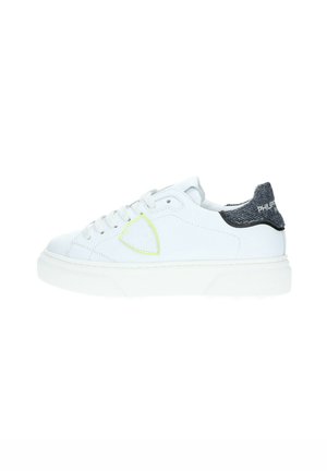 Sneaker bianco con tallone in denim testurizzato, punta arrotondata e accento giallo neon. Presenta lacci, tomaia in pelle liscia e una suola spessa bianca.