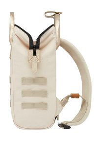 Beige Stoff-Rucksack mit einem schwarzen Reißverschluss, ausgestattet mit einem metallischen Besatz, verstellbarem Trageriemen und drei horizontalen Webbandakzenten an der Seite.