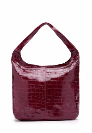 Glänzende burgunderrote Handtasche mit Krokodilstruktur, breitem Riemen und einer weichen, abgerundeten rechteckigen Form.