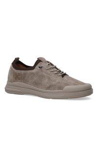 Braune Wildleder-Sneaker mit texturiertem Finish, weißen Nähten und einer Gummisohle mit hellgrauen Akzenten. Enthält flache Schnürsenkel und Logodetails.