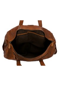 Ruda odinė rankinė su atvira viršutine užtrauktuku, rodanti tamsaus audinio vidų ir dvi vidines kišenes.