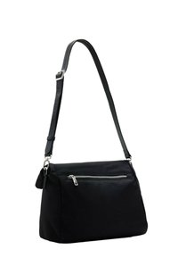 Sac à bandoulière en nylon noir avec une texture lisse, poche avant zippée et sangle ajustable, avec des accents en métal argenté.