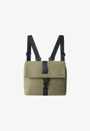 Borsa a tracolla khaki con chiusura a patta, spallacci neri regolabili, fibbia frontale e superficie texturizzata. Presenta un logo sul lato.