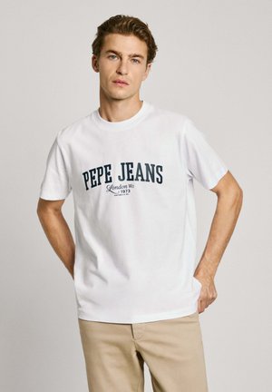 Hvid bomulds t-shirt med "PEPE JEANS London W11 1973" trykt i mørkeblå, med en klassisk rund hals og korte ærmer.